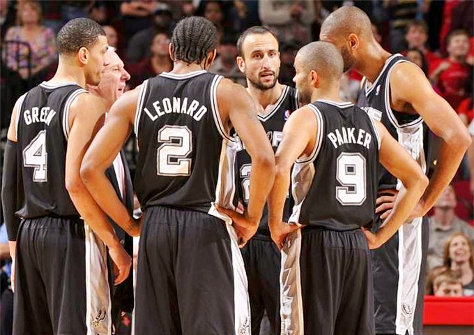 凯尔特人以138-129击败魔术，凭借高命中率和高效进攻取得关键胜利。（凯尔特人手感火热，138-129力克魔术拿下关键一战）