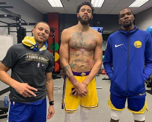 不可触碰的美，若昂-内维斯女友马达莱娜晒暗黑风妆造（冷艳不可近：若昂-内维斯女友马达莱娜晒暗黑系妆容）