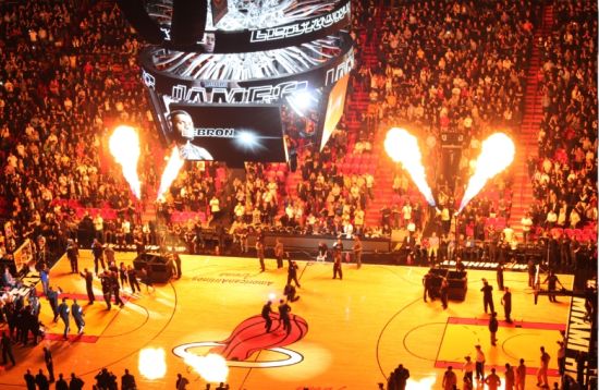 球星突破防线送出助攻（球星强突防线奉献助攻）