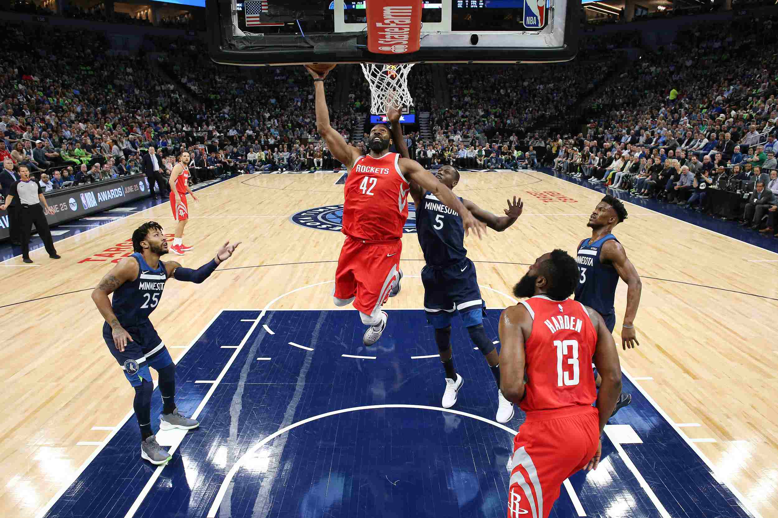 国米中场调度效率惊人（国米中场掌控全局，运转效率爆表）